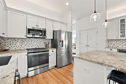 House in Tampa, Florida 3 bedrooms, 183.85 sq.m. № 2403416 - photo 16