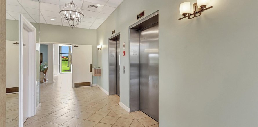 Condominio en Hutchinson Island South, Florida, 2 dormitorios  № 932316
