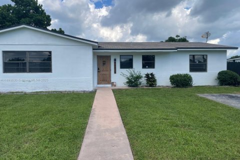 Villa ou maison à louer à Miami, Floride: 4 chambres, 185.8 m2 № 1946714 - photo 1