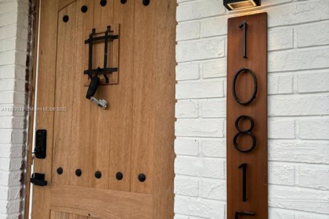 Villa ou maison à louer à Miami, Floride: 4 chambres, 185.8 m2 № 1946714 - photo 2