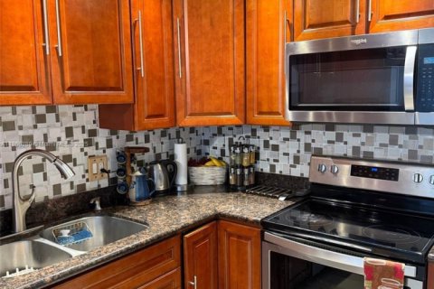 Condo in Miami, Florida, 2 bedrooms  № 1896447 - photo 7