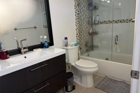 Condo in Miami, Florida, 2 bedrooms  № 1896447 - photo 17