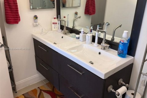 Condo in Miami, Florida, 2 bedrooms  № 1896447 - photo 18