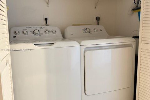 Condo in Miami, Florida, 2 bedrooms  № 1896447 - photo 9
