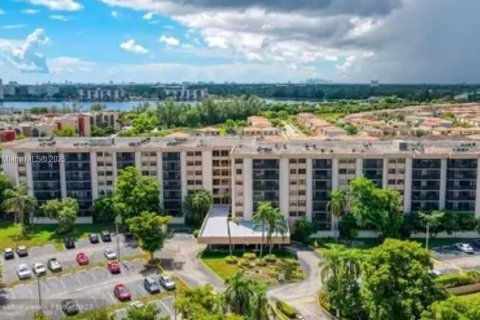 Condo in Miami, Florida, 2 bedrooms  № 1896447 - photo 5