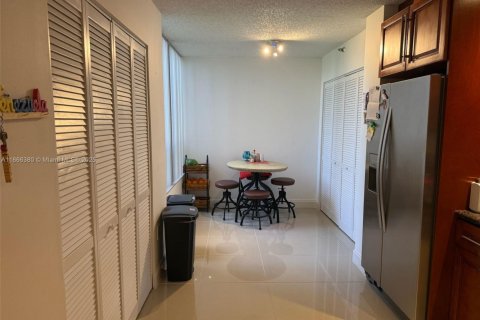 Condo in Miami, Florida, 2 bedrooms  № 1896447 - photo 12