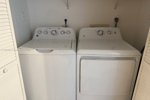Condo in Miami, Florida, 2 bedrooms  № 1896447 - photo 10