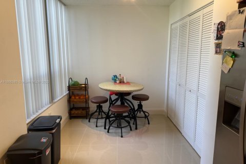 Condo in Miami, Florida, 2 bedrooms  № 1896447 - photo 11