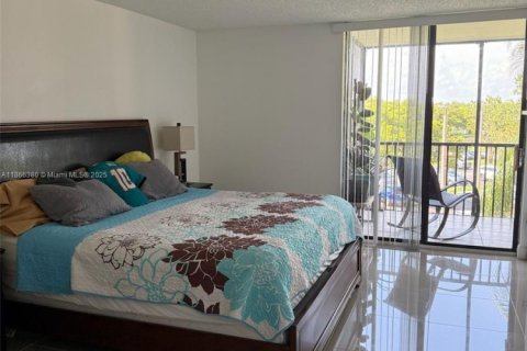 Condo in Miami, Florida, 2 bedrooms  № 1896447 - photo 22