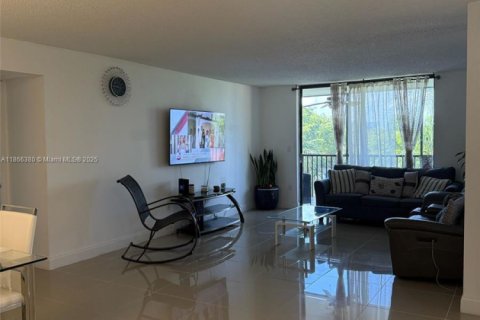 Condo in Miami, Florida, 2 bedrooms  № 1896447 - photo 16