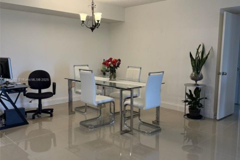 Condo in Miami, Florida, 2 bedrooms  № 1896447 - photo 14