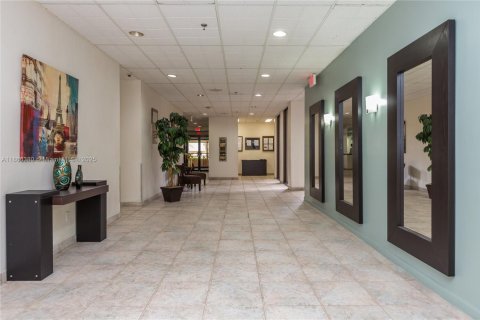 Condo in Miami, Florida, 2 bedrooms  № 1896447 - photo 1
