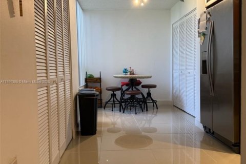 Condo in Miami, Florida, 2 bedrooms  № 1896447 - photo 19