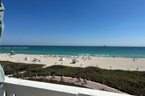Condominio en alquiler en Miami Beach, Florida, 1 dormitorio, 59.46 m2 № 1993043 - foto 1