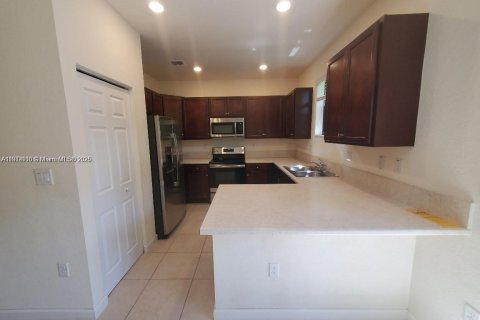 Купить таунхаус в Хомстед, Флорида 3 спальни, 145.39м2, № 2015816 - фото 2