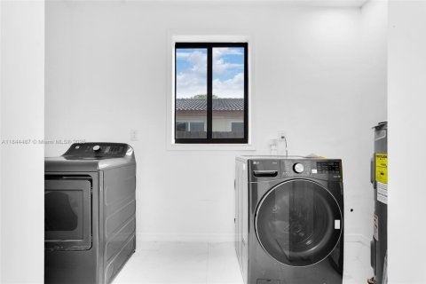 Villa ou maison à louer à Miami, Floride: 5 chambres, 246.75 m2 № 1960300 - photo 15