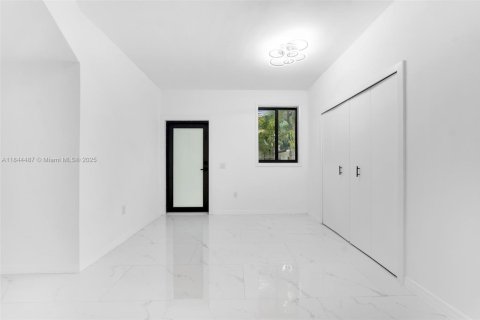 Villa ou maison à louer à Miami, Floride: 5 chambres, 246.75 m2 № 1960300 - photo 14