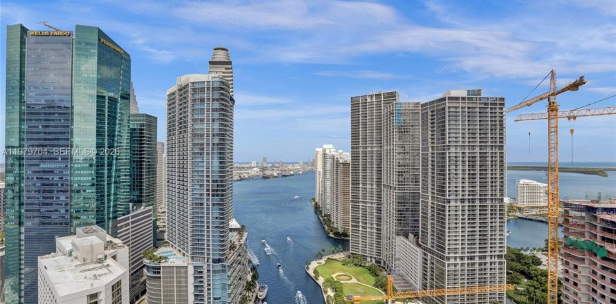 Кондоминиум с 3 спальнями в Майами, Флорида № 2047466