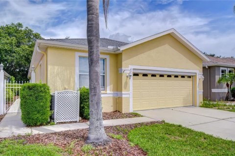 House in Land O' Lakes, Florida 3 bedrooms, 152.73 sq.m. № 2198377 - photo 2