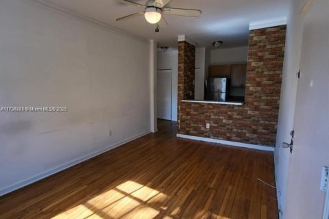 Condo in Miami Beach, Florida, 1 bedroom  № 2015937 - photo 3