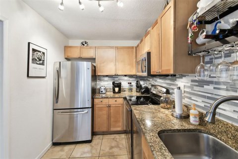 Condo in Saint Petersburg, Florida, 1 bedroom  № 1800593 - photo 9