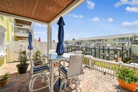 Condo in Saint Petersburg, Florida, 1 bedroom  № 1800593 - photo 1