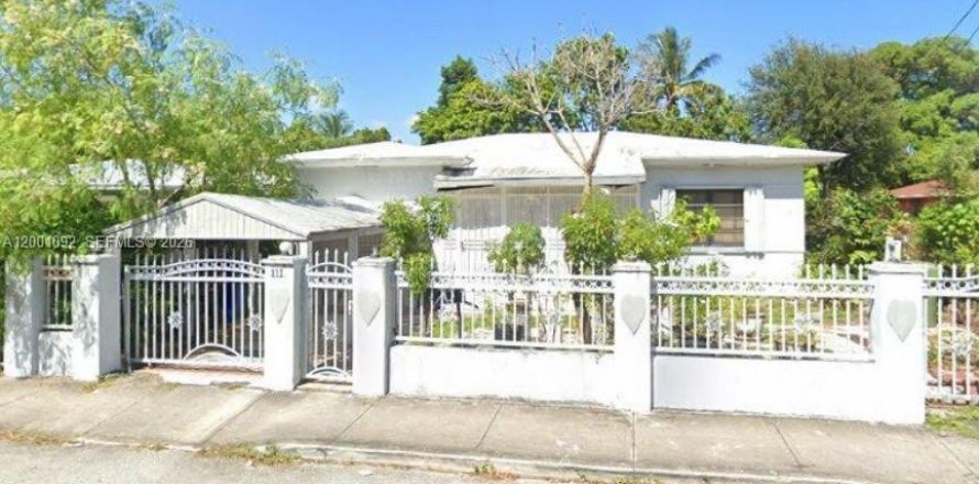 Commercial property in Miami, Florida 200.85 sq.m. № 2065334