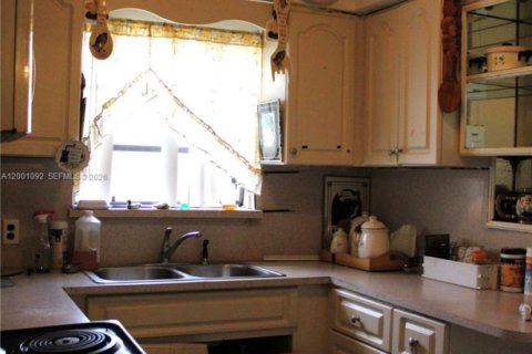 Commercial property in Miami, Florida 200.85 sq.m. № 2065334 - photo 4