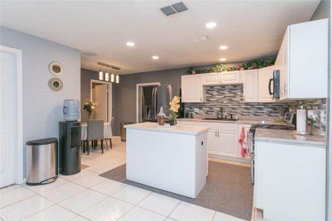 Casa en venta en Tampa, Florida, 4 dormitorios, 134.99 m2 № 2217999 - foto 9