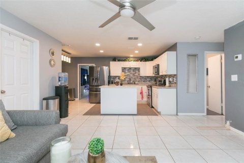 Casa en venta en Tampa, Florida, 4 dormitorios, 134.99 m2 № 2217999 - foto 8
