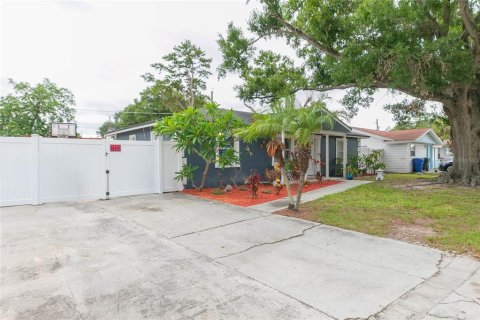 Casa en venta en Tampa, Florida, 4 dormitorios, 134.99 m2 № 2217999 - foto 4