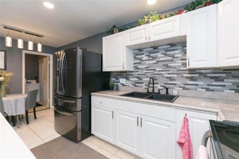 Casa en venta en Tampa, Florida, 4 dormitorios, 134.99 m2 № 2217999 - foto 12