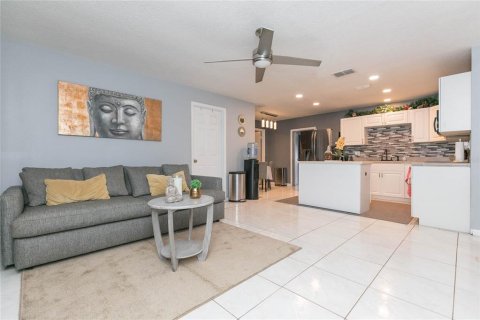 Casa en venta en Tampa, Florida, 4 dormitorios, 134.99 m2 № 2217999 - foto 5