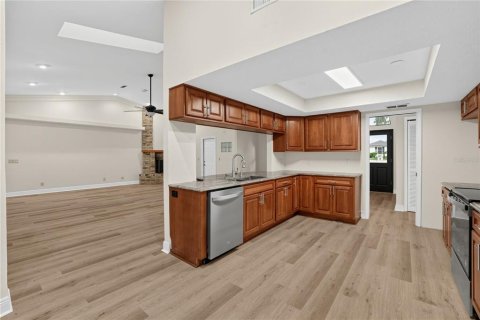 House in Brandon, Florida 4 bedrooms, 210.89 sq.m. № 2416337 - photo 10