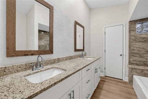 House in Brandon, Florida 4 bedrooms, 210.89 sq.m. № 2416337 - photo 22
