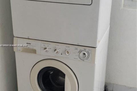 Снять в аренду виллу или дом в Майами, Флорида 2 спальни, 109.62м2, № 1956877 - фото 18