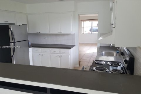 Снять в аренду виллу или дом в Майами, Флорида 2 спальни, 109.62м2, № 1956877 - фото 17