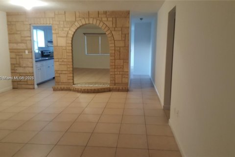 Снять в аренду виллу или дом в Майами, Флорида 2 спальни, 109.62м2, № 1956877 - фото 4