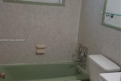 Снять в аренду виллу или дом в Майами, Флорида 2 спальни, 109.62м2, № 1956877 - фото 19