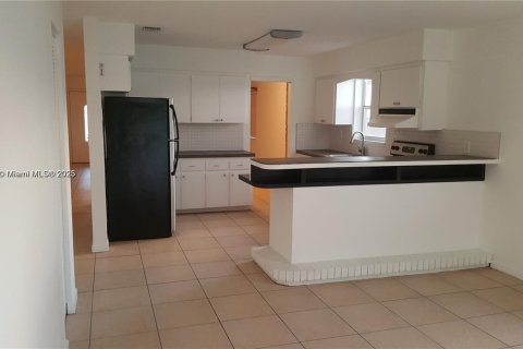 Снять в аренду виллу или дом в Майами, Флорида 2 спальни, 109.62м2, № 1956877 - фото 15