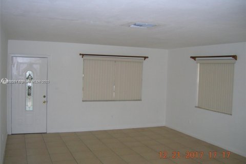 Снять в аренду виллу или дом в Майами, Флорида 2 спальни, 109.62м2, № 1956877 - фото 3