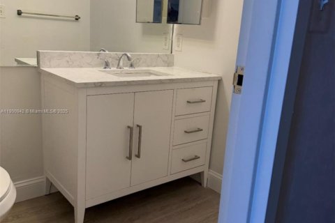 Condominio en alquiler en North Bay Village, Florida, 2 dormitorios, 95.69 m2 № 1953354 - foto 1