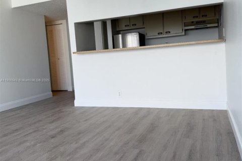 Condominio en alquiler en North Bay Village, Florida, 2 dormitorios, 95.69 m2 № 1953354 - foto 2