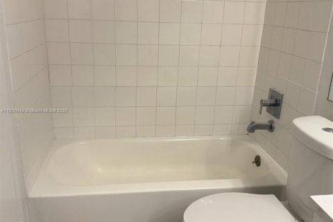 Condominio en alquiler en North Bay Village, Florida, 2 dormitorios, 95.69 m2 № 1953354 - foto 3