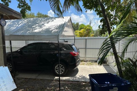 House in Miami, Florida 3 bedrooms, 73.58 sq.m. № 1869977 - photo 2