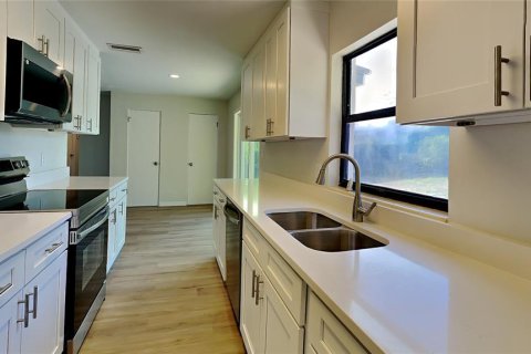 House in Orlando, Florida 3 bedrooms, 111.02 sq.m. № 1640442 - photo 6