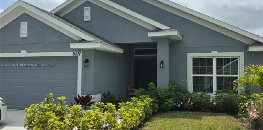 House in St. Lucie, Florida 4 bedrooms, 169.45 sq.m. № 1713951