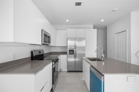 Touwnhouse à louer à Miami, Floride: 3 chambres, 173.73 m2 № 1836297 - photo 1