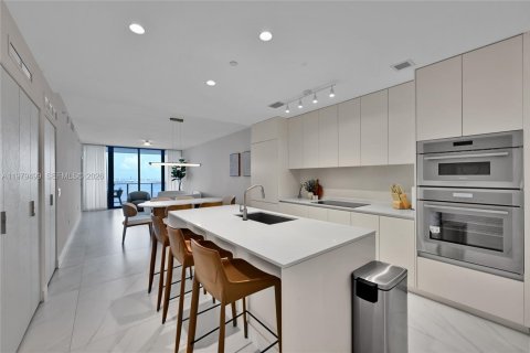 Снять в аренду кондоминиум в Майами, Флорида 3 спальни, 121.33м2, № 2044112 - фото 2