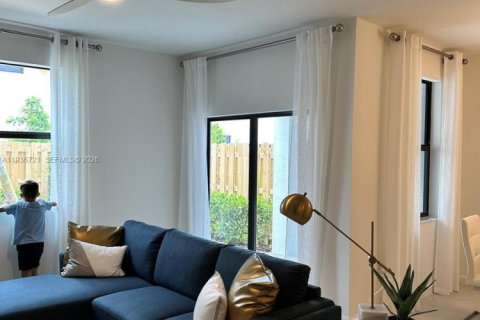 Снять в аренду таунхаус в Хомстед, Флорида 3 спальни, 159.98м2, № 1994631 - фото 4